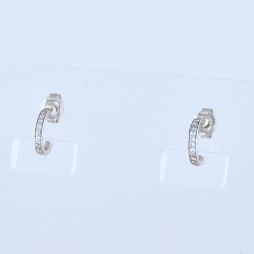 Pendientes aretes con diamantes.