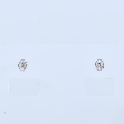 Pendientes dormilonas con diamantes.