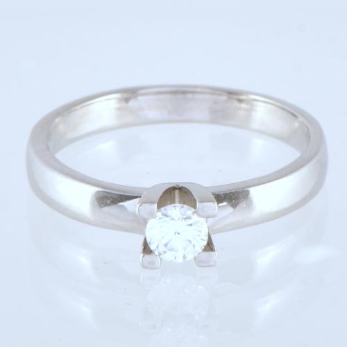 Sortija solitario con diamante.