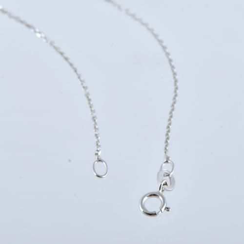 Collar con colgante de zafiro y diamante.