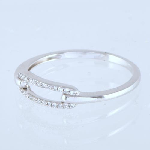 Sortija con doble carril de diamantes.