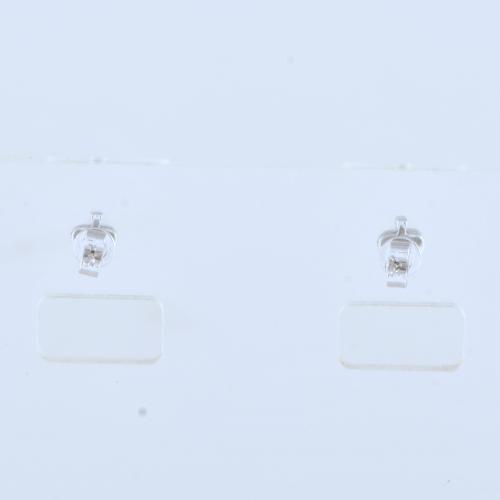 Pendientes en forma de punta de lanza con diamantes.