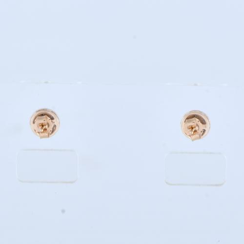 Pendientes con diamantes.