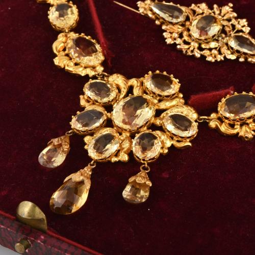 Demi-parure regencia María Cristina - isabelino. Con motivo