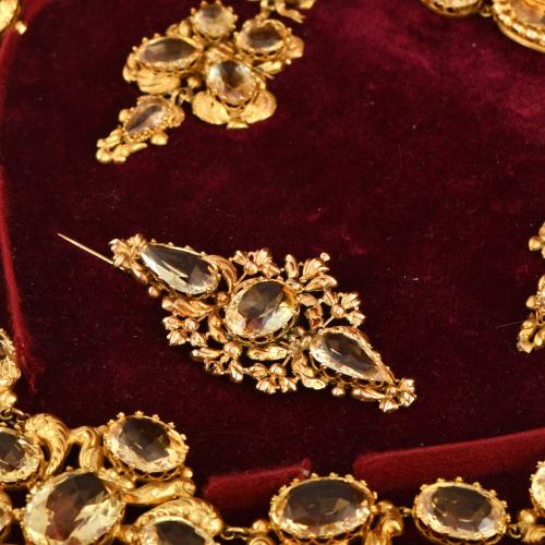 Demi-parure regencia María Cristina - isabelino. Con motivo