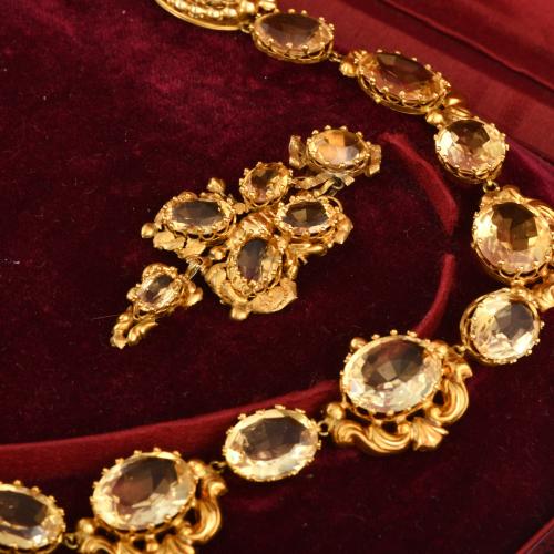 Demi-parure regencia María Cristina - isabelino. Con motivo