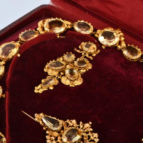 Demi-parure regencia María Cristina - isabelino. Con motivo