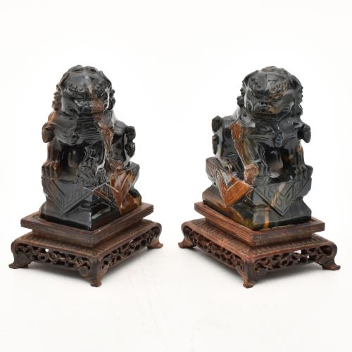 ESCUELA CHINA, SIGLO XX. Lote de dos parejas de perros Pho.