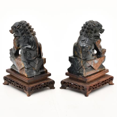 ESCUELA CHINA, SIGLO XX. Lote de dos parejas de perros Pho.