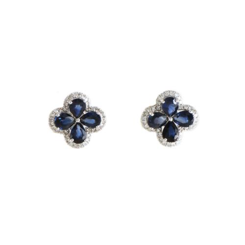 Pendientes en forma de flor con zafiros y diamantes.