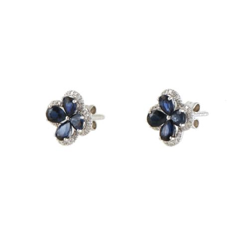Pendientes en forma de flor con zafiros y diamantes.