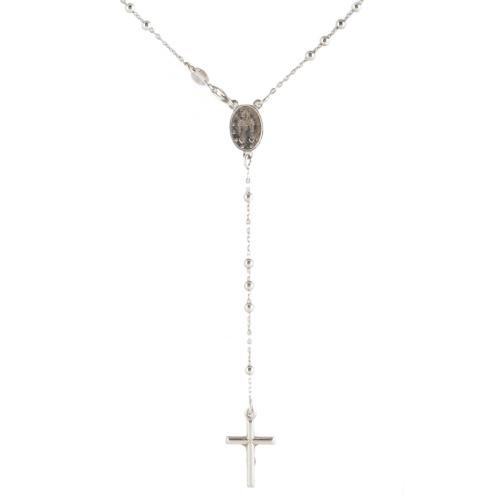 Rosario en plata, con cruz colgante e imágen de la virgen.