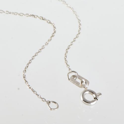 Collar con colgante rueda con rosetón de diamantes.