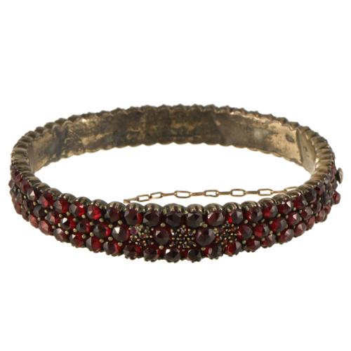 Lote de tres brazaletes de media caña con granates.