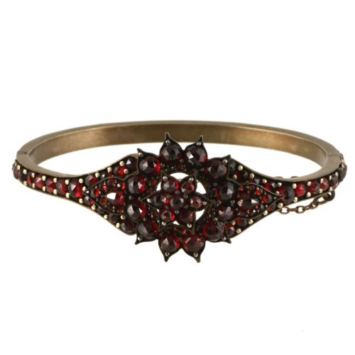 Lote de tres brazaletes de media caña con granates.