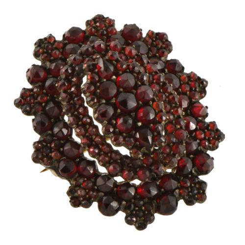 Set comprising a bracelet, pendant and brooch in floral sha