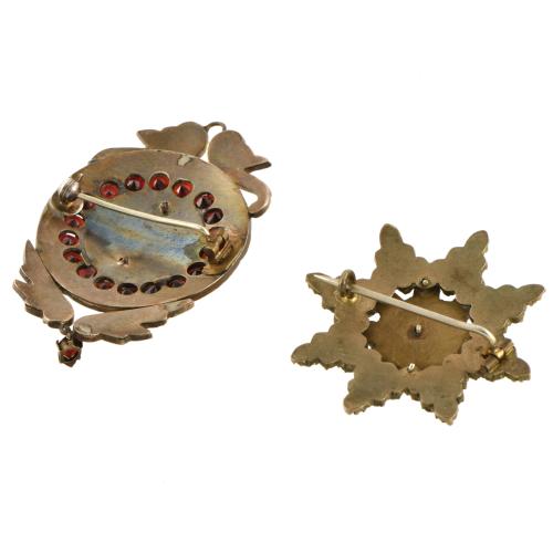 Pareja de broches con granates.