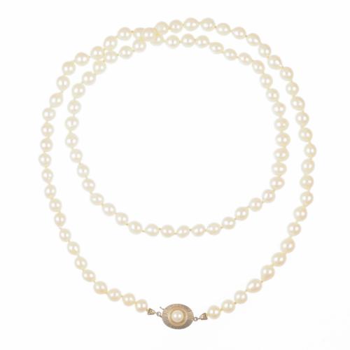 Pearls necklace.