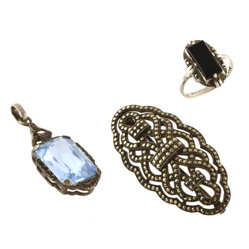 Conjunto de broche anillo y coltgante estilo art déco.