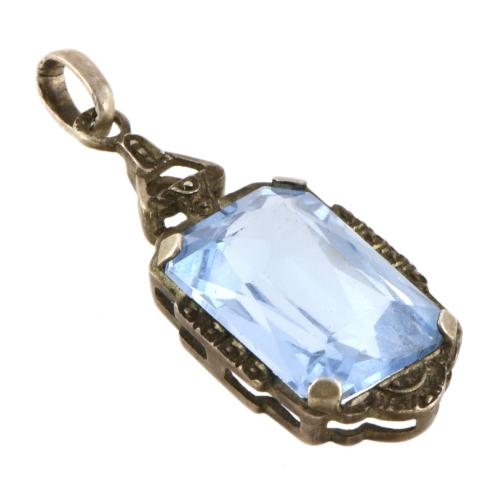 Conjunto de broche anillo y coltgante estilo art déco.