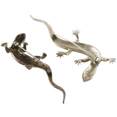 Pareja de broches en forma de lagarto.