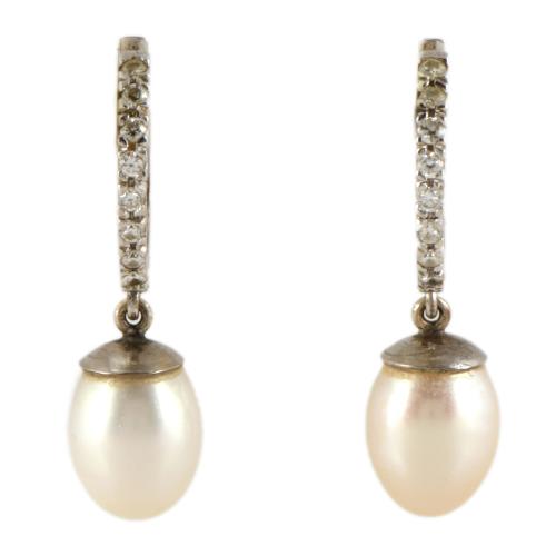 Pendientes aretes con diamantes y perlas.