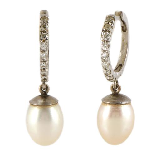 Pendientes aretes con diamantes y perlas.