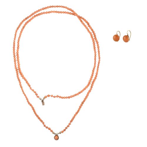 Conjunto de collar y pendientes con cuentas en coral. 