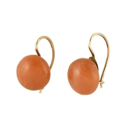 Necklace and earrings set with coral beads.