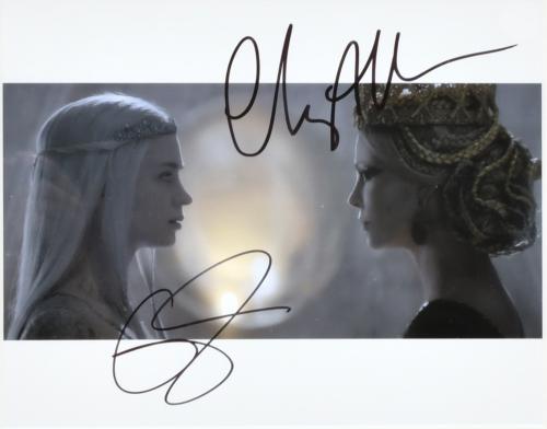 Alex Bailey (Birmingham [UK], 1947). Emily Blunt y Charlize Theron en la película “El cazador y la reina del hielo”.  2016.