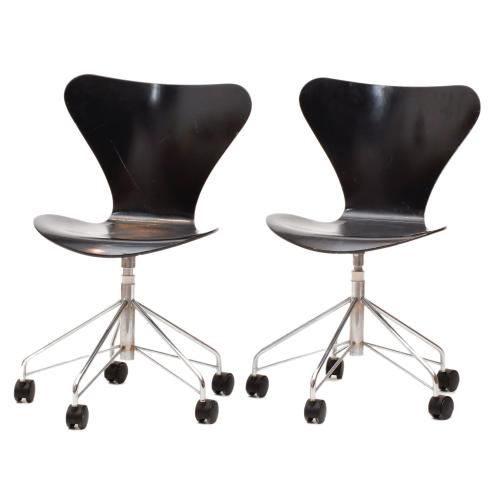 ARNE JACOBSEN (1902-1971)  Pareja de sillas con ruedas modelo 3117.