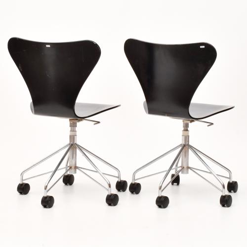 ARNE JACOBSEN (1902-1971)  Pareja de sillas con ruedas mode