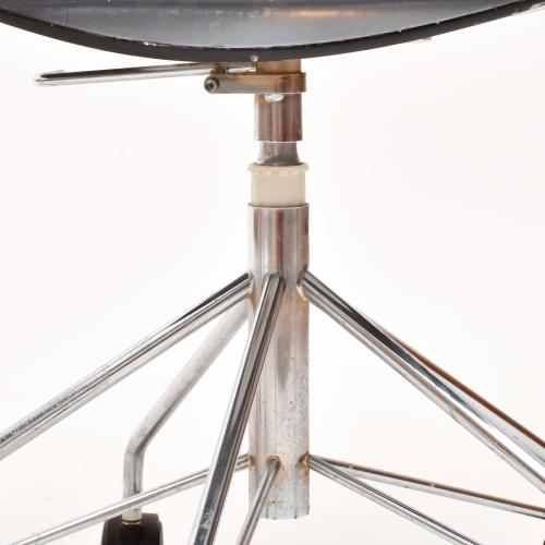 ARNE JACOBSEN (1902-1971)  Pareja de sillas con ruedas mode