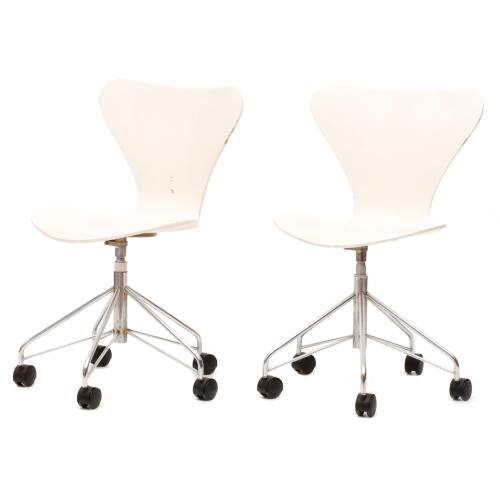 ARNE JACOBSEN (1902-1971)  Pareja de sillas con ruedas modelo 3117.