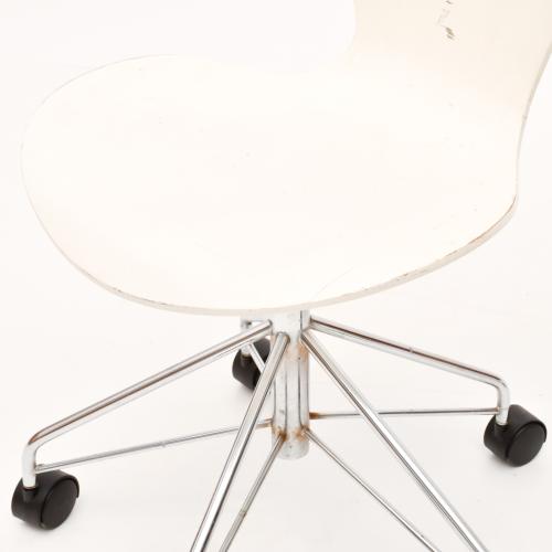 ARNE JACOBSEN (1902-1971)  Pareja de sillas con ruedas mode