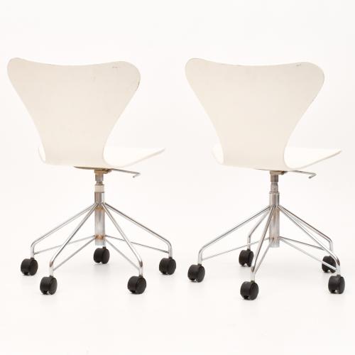ARNE JACOBSEN (1902-1971)  Pareja de sillas con ruedas mode