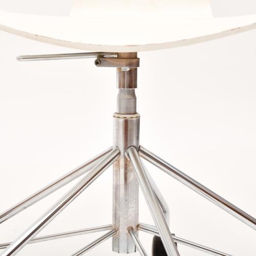 ARNE JACOBSEN (1902-1971)  Pareja de sillas con ruedas mode