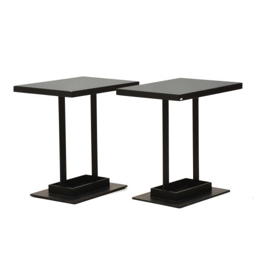 Pareja de mesas auxiliares.