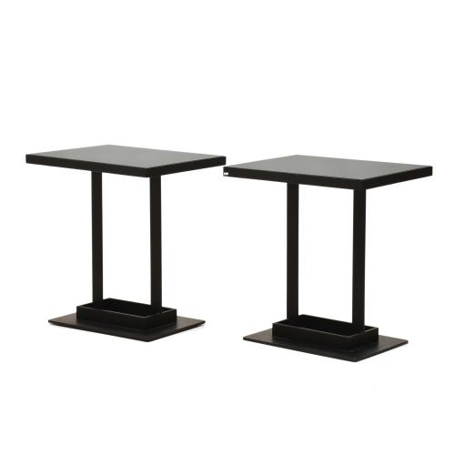 Pareja de mesas auxiliares.