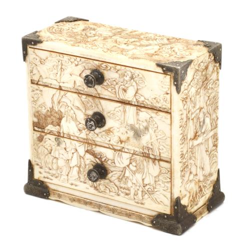 ESCUELA JAPONESA. PERÍODO MEIJI, SIGLO XIX. Cómoda miniatura.