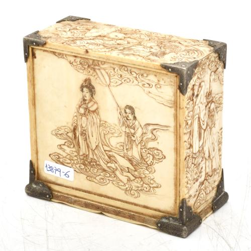 ESCUELA JAPONESA. PERÍODO MEIJI, SIGLO XIX. Cómoda miniatur