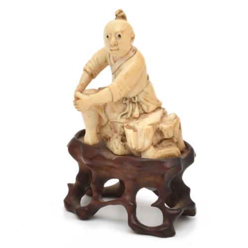 ESCUELA JAPONESA. PERÍODO MEIJI, SIGLO XIX. Personaje sentado. 