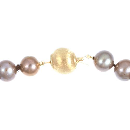 Tahiti-colured pearls necklace.