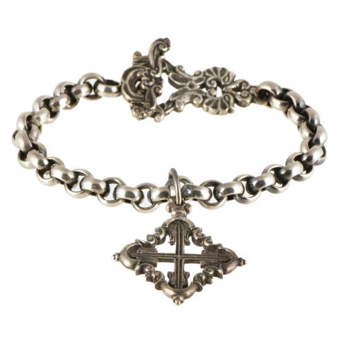 Pulsera mallorquina con colgante de la cruz de malta.
