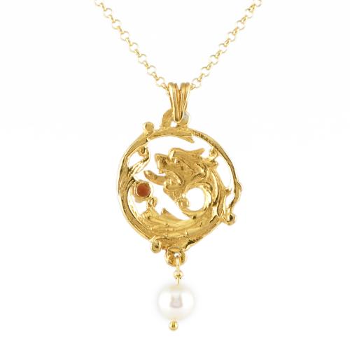 Collar con colgante en forma de dragón con granate y perla.