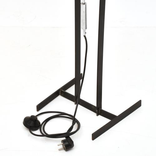 JAUME TRESSERRA (BARCELONA, 1943) Conical floor lamp.