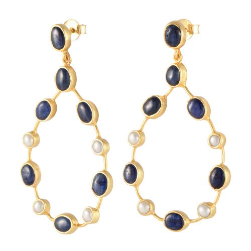 Pendientes con aros colgantes con zafiros y perlas.