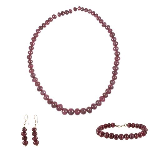 Conjunto de collar, pulsera y pendientes de rubies.