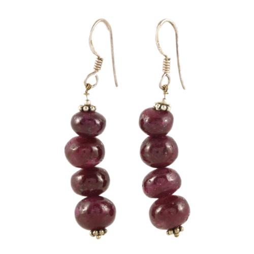 Conjunto de collar, pulsera y pendientes de rubies.