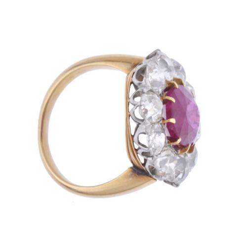 Anillo con rubí y rosetón de diamantes.